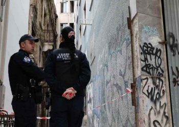 Κάμερα-κατέγραψε-τι-έγινε-πριν-την-πτώση-της-30χρονης-στην-Αθήνα:-Ο-Ιταλός-την-έκλεισε-έξω-από-το-σπίτι,-έσπασε-μόνη-της-το-τζάμι