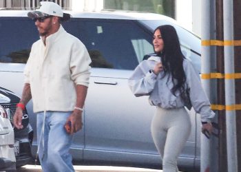 Η-Κιμ-Καρντάσιαν-δημοσίευσε-φωτογραφία-που-κάθεται-στα-πόδια-του-Λουίς-Χάμιλτον