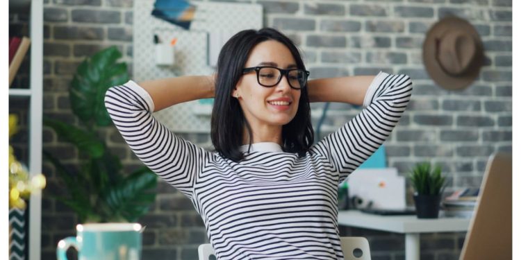 Γυμναστική-στο-γραφείο:-Ασκήσεις-για-να-αποφύγεις-πόνους-στη-μέση-και-τον-αυχένα!