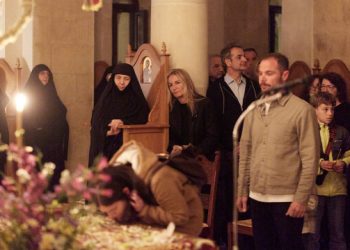 Ο-Κυριάκος-Μητσοτάκης-και-η-σύζυγός-του-Μαρέβα-στην-Ακολουθία-και-την-περιφορά-του-Επιταφίου-στα-Χανιά,-δείτε-φωτογραφίες