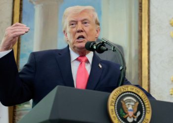 Υπέροχη-ημέρα-με-το-άνοιγμα-των-Στενών-του-Ορμούζ,-λέει-ο-Τραμπ-–-Σφοδρή-επίθεση-στο-«άχρηστο-ΝΑΤΟ»