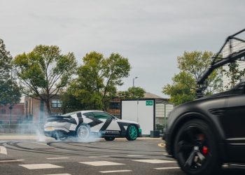 bentley:-Με-190-χλμ./ώρα-στα-κεντρικά-του-crewe-για-ένα-εντυπωσιακό-φιλμ