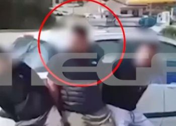 «Ο-φόβος-και-ο-τρόμος-της-Κεφαλονιάς»:-Η-στιγμή-που-ο-26χρονος-αρσιβαρίστας-σηκώνει-περιπολικό-με-τα-χέρια-του-(vid)