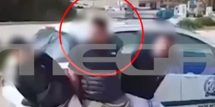 «Ο-φόβος-και-ο-τρόμος-της-Κεφαλονιάς»:-Η-στιγμή-που-ο-26χρονος-αρσιβαρίστας-σηκώνει-περιπολικό-με-τα-χέρια-του-(vid)