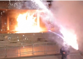 Αλβανία:-Ένταση-και-συγκρούσεις-σε-αντικυβερνητική-πορεία-στα-Τίρανα