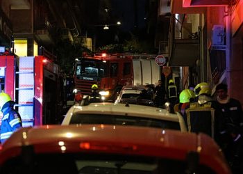 Ακαδημία-Πλάτωνος:-Γυναίκα-ανασύρθηκε-χωρίς-τις-αισθήσεις-της-από-το-φλεγόμενο-διαμέρισμα