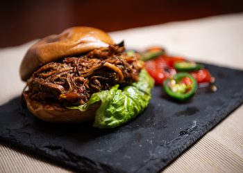 Εύκολο-pulled-pork-σε-κατσαρόλα