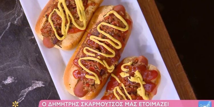 hot-dog-με-τσίλι-κον-κάρνε-από-τον-Δημήτρη-Σκαρμούτσο