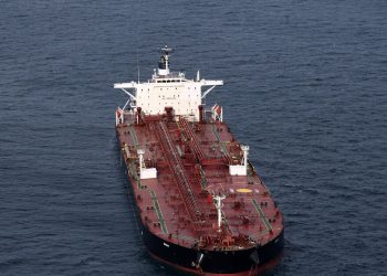 Στενά-του-Ορμούζ:-Εγκλωβισμένα-πλοία-σηκώνουν-άγκυρες-αλλά-η-επανεκκίνηση-δεν-μηδενίζει-το-ρίσκο