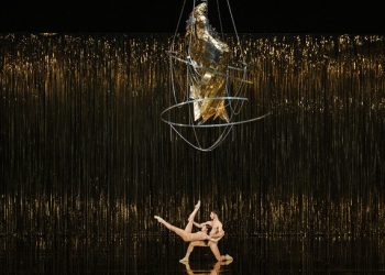 Ο-Κωνσταντίνος-Ρήγος-στήνει-και-πάλι-στη-Λυρική-ένα-αδιάκοπο-σκηνικό-«πάρτι»-μνήμης-με-τη-Χρυσή-Εποχή-του