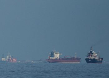 Επανεκκίνηση-της-διέλευσης-πλοίων-στα-Στενά-Ορμούζ-με-αυξημένο-ρίσκο-–-h-αποκατάσταση-της-κυκλοφορίας-ενδέχεται-να-διαρκέσει-αρκετούς-μήνες