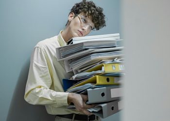 Μία-αγορά-εργασίας-που-απαιτεί-τα-πάντα,-αλλά-προσφέρει-ψίχουλα:-Η-αλήθεια-πίσω-από-την-«απρόθυμη»-gen-z