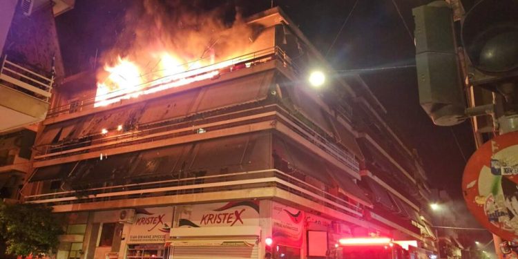 Τραγωδία-στον-Κολωνό:-Βίντεο-με-τη-στιγμή-που-οι-φλόγες-τυλίγουν-τον-τρίτο-όροφο-πολυκατοικίας-–-Νεκροί-ένας-άνδρας-και-μια-γυναίκα