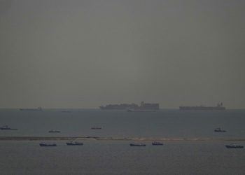 Επανεκκίνηση-με-«αγκάθια»-στα-Στενά-του-Ορμούζ:-Ασφάλιστρα-φωτιά,-κίνδυνος-για-ατυχήματα-και-ψυχολογική-πίεση-στα-πληρώματα