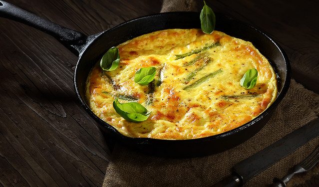 Πράσινη-φριτάτα-με-σπαράγγια-και-μυρωδικά