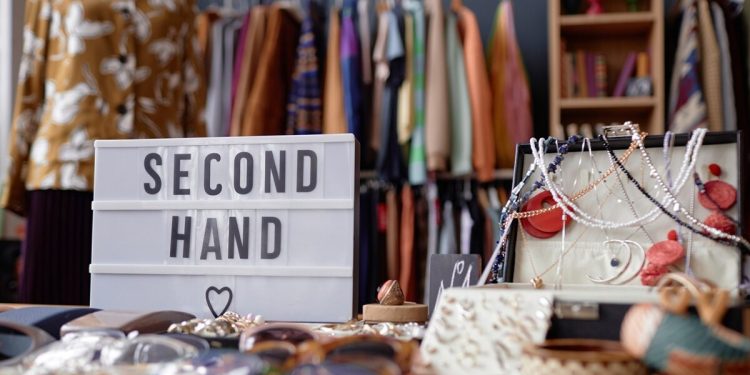 Ρούχα-second-hand:-Η-άνοδος-της-«δεύτερης-ζωής»-στη-μόδα