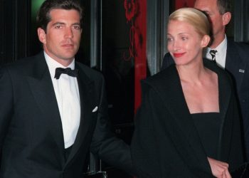 foiled-cashmere:-Το-πολυτελές-ξανθό-της-carolyn-bessette-kennedy-είναι-η-πιο-περιζήτητη-απόχρωση-μαλλιών-αυτή-την-περίοδο