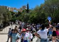Κοσμοσυρροή-στην-Ακρόπολη:-«Πλημμύρισαν»-οι-αρχαιολογικοί-χώροι-λόγω-ελεύθερης-εισόδου-για-τη-Διεθνή-Ημέρα-Μνημείων