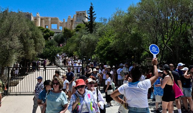 Κοσμοσυρροή-στην-Ακρόπολη:-«Πλημμύρισαν»-οι-αρχαιολογικοί-χώροι-λόγω-ελεύθερης-εισόδου-για-τη-Διεθνή-Ημέρα-Μνημείων
