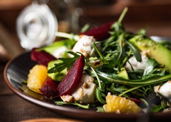 Σαλάτα-με-πορτοκάλι,-ρόκα-και-καβουρδισμένα-καρύδια