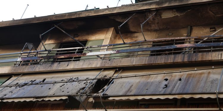 Πώς-ξεκίνησε-η-φονική-πυρκαγιά-στον-Κολωνό-που-κόστισε-τη-ζωή-σε-δύο-ανθρώπους-–-Τι-λένε-μάρτυρες-στο-ΕΡΤnews