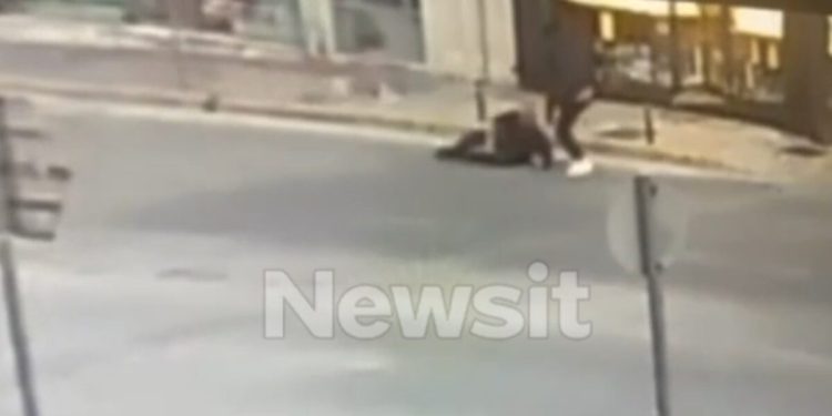 Παλλήνη:-Βίντεο-ντοκουμέντο-με-τον-άγριο-ξυλοδαρμό-κοσμηματοπώλη-για-διαφορά-τριών-ευρώ