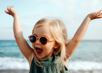 «Νταντάδες-της-Γειτονιάς»:-Πότε-ανοίγει-η-πλατφόρμα-–-Ποιοι-δικαιούνται-500-ευρώ-για-κάθε-παιδί