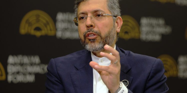 Αναπληρωτής-ΥΠΕΞ-Ιράν:-Οι-ΗΠΑ-«δεν-μπορούν-να-επιβάλλουν-τη-θέλησή-τους-και-να-πολιορκήσουν»-το-Ορμούζ-–-Ο-Τραμπ-«τουιτάρει-και-μιλάει-πολύ»