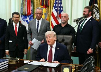 Τραμπ-για-Ιράν:-Πήγαν-να-παίξουν-παιχνίδια,-αλλά-οι-συνομιλίες-εξελίσσονται-θετικά-–-«Δεν-μπορούν-να-μας-εκβιάσουν-με-τα-Στενά-του-Ορμούζ»