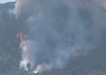 Μεγάλη-φωτιά-στην-Ακράτα-–-Ήχησε-το-112-για-εκκένωση-στην-Άνω-Πορόβιτσα