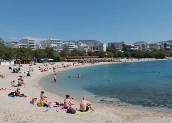 Οι-πρώτες-βουτιές-των-Αθηναίων-–-Γέμισαν-τις-παραλίες:-Σκηνικό-«Ιουλίου»-στα-νότια-προάστια