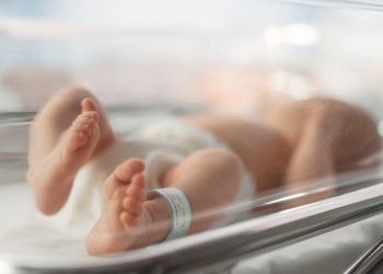 Θεσσαλονίκη:-Συνελήφθη-48χρονος-δικηγόρος-για-εμπορία-νεογνού-και-η-20χρονη-μητέρα-του