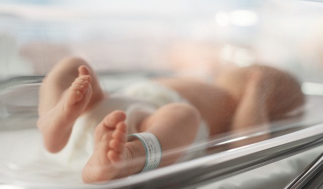 Θεσσαλονίκη:-Συνελήφθη-48χρονος-δικηγόρος-για-εμπορία-νεογνού-και-η-20χρονη-μητέρα-του