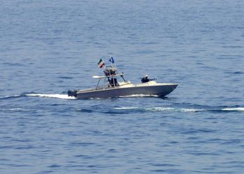 Οι-Φρουροί-της-Επανάστασης-άνοιξαν-πυρ-εναντίον-πετρελαιοφόρου-στα-Στενά-του-Ορμούζ –-Μας-δώσατε-άδεια,-γιατί-επιτίθεστε;