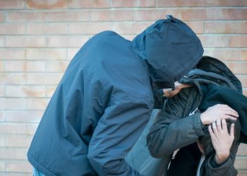 Αίγιο:-Προφυλακιστέος-για-τον-άγριο-ξυλοδαρμό-Ρομά,-«του-έριξε-22-κλωτσιές-στο-πρόσωπο»