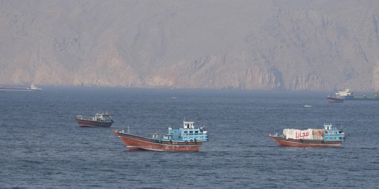 Τραμπ-σε-Ιράν-για-τα-Στενά-του-Ορμούζ:-«Δεν-μπορείτε-να-μας-εκβιάσετε»-–-Πυραυλικές-επιθέσεις-σε-πλοία