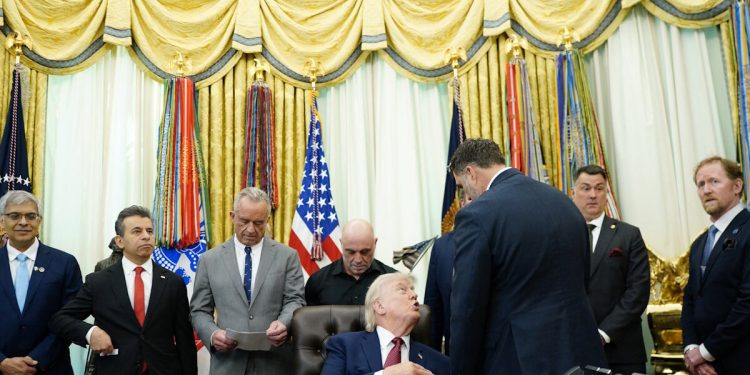 Τραμπ-για-Στενά-του-Ορμούζ:-Το-Ιράν-μας-έκανε-παιχνιδάκια-αλλά-οι-συζητήσεις-πάνε-πού-καλά