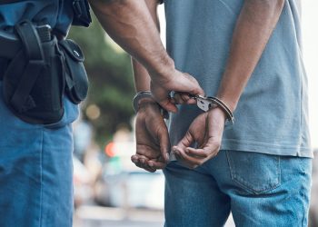 Αίγιο:-«Του-έριξε-22-κλωτσιές-στο-πρόσωπο»-–-Προφυλακίστηκε-νεαρός-για-τον-άγριο-ξυλοδαρμό-Ρομά-στο-Αίγιο