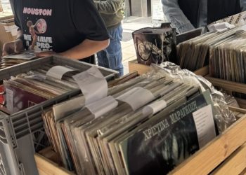Θεσσαλονίκη:-Βρήκαν-βινύλια-«θησαυρούς»-και-χόρεψαν-υπό-τους-ήχους-των-djs-–-Κέφι-και-νοσταλγία