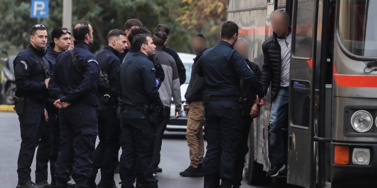 Πώς-αποκαλύφθηκε-το-δράμα-της-οικογένειας-με-τον-αστυνομικό-της-Βουλής-που-κακοποιούσε-τα-παιδιά-του-–-Γιατί-αθωώθηκε-η-μητέρα