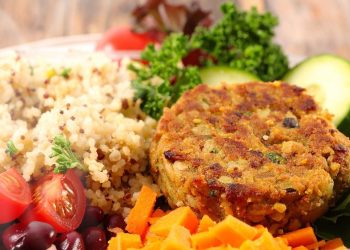 Μπιφτέκια-με-κινόα-και-λαχανικά-από-την-Ντίνα-Νικολάου