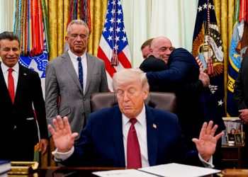 Τραμπ:-Το-Ιράν-δεν-μπορεί-να-μας-εκβιάσει-με-τα-Στενά-του-Ορμούζ