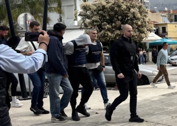 Κεφαλονιά:-Η-προφυλάκιση-των-τριών-είναι-μόνο-η-αρχή-–-Πρόσωπο-κλειδί-ο-66χρονος,-«δεν-έπαιρνε-ναρκωτικά»-λένε-φίλοι-και-συγγενείς-της-Μυρτώς