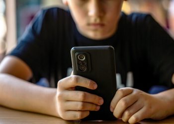 Θύμα-απάτης-ανήλικος-στα-Χανιά,-τον-έπεισαν-να-βάλει-σε-σακούλα-χρήματα-και-κοσμήματα-της-μητέρας-του