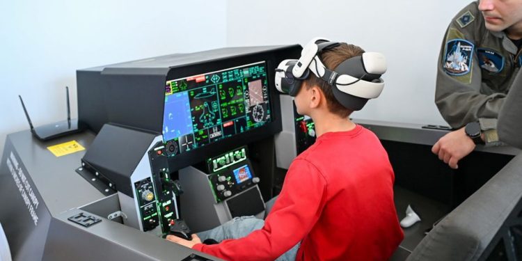 Επισκέψιμοι-από-το-κοινό-προσομοιωτές-f-16-και-f-35-στην-Άμφισσα-–-Εφαρμογές-εικονικής-πραγματικότητας-της-Πολεμικής-Αεροπορίας