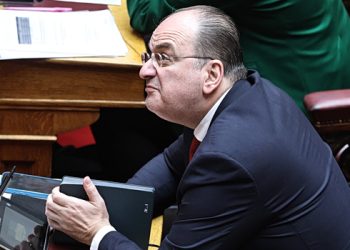 Δεν-χώνεψε-την-παραίτηση-ο-Λαζαρίδης-και…-επιτίθεται-με-troll-στη-Ντόρα