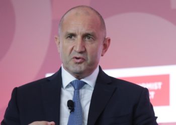 Βουλευτικές-εκλογές-στη-Βουλγαρία-με-φαβορί-τον-φιλορώσο-πρώην-πρόεδρο-Ρούμεν-Ράντεφ