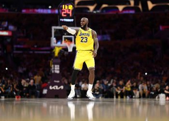 Τους-Λέικερς-δεν-τους-ξεγράφεις-ποτέ:-Χωρίς-Ντόντσιτς-και-Ριβς-έκαναν-το-1-0-κόντρα-στους-Ρόκετς