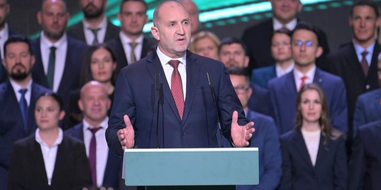 Βουλγαρία-–-Εκλογές:-Αναμένεται-ρεκόρ-προσέλευσης-με-κίνητρο-την-άρση-του-αδιεξόδου-–-Φαβορί-ο-φιλορώσος-Ράντεφ