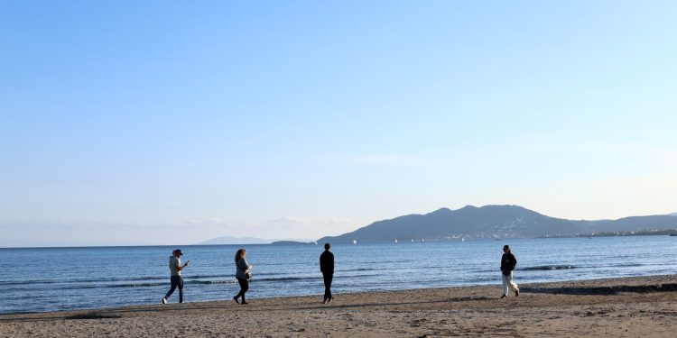 Καιρός:-Αίθριος-με-τοπικές-μπόρες-και-υψηλές-θερμοκρασίες-–-Πότε-αναμένεται-μεταβολή